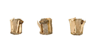 Drei Stapel geschnittenen Brennholzes sind vertikal nebeneinander vor einem weißen Hintergrund angeordnet.