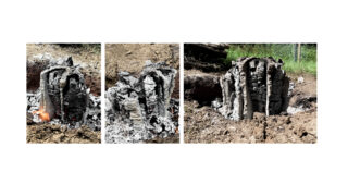 Drei nebeneinander stehende Bilder zeigen verkohlte, vertikale Lehmstrukturen, die teilweise im Boden vergraben und von Asche und verbrannter Erde umgeben sind, in einer Außenumgebung.