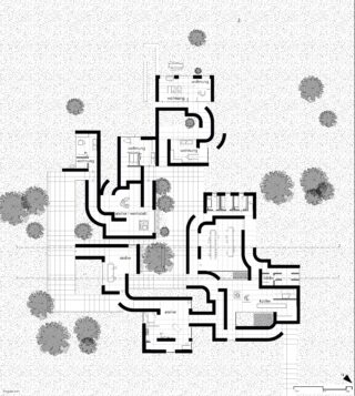 Schwarzweißer architektonischer Grundriss mit mehreren Räumen, beschrifteten Bereichen, Möbelanordnungen, Bäumen und Außenbereichen auf einem Rasterhintergrund.