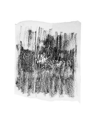 Ein Stück weißes Papier mit schwarzen Strukturmarkierungen aus Kohle oder Bleistift, mit rauen, ungleichmäßigen Linien und Schattierungen und einer vertikalen Falte in der Nähe der Mitte.