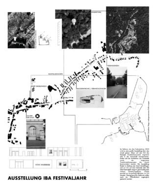 Schwarz-weißes Ausstellungsplakat mit Karten, Luftbildern, Gebäudegrundrissen und deutschem Text, der die Ausstellungsorte und Architekturpläne des IBA-Festivaljahres detailliert beschreibt.