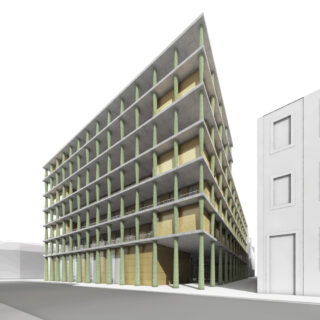 An einer Straßenecke steht ein mehrstöckiges Gebäude mit grünen Säulen und dreieckiger Form, flankiert von anderen rechteckigen Gebäuden.