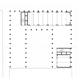 Architektonischer Grundriss mit einem Rasterlayout mit zwei geschlossenen Bereichen, die kleinere Räume, Treppen und durch Säulen abgegrenzte offene Räume enthalten.