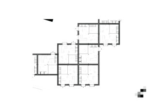 Schwarzweißer architektonischer Grundriss, der mehrere versetzt angeordnete Räume mit Möbelsymbolen und dicken Außenwänden zeigt.