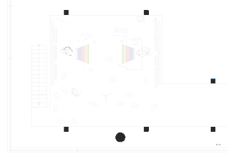 Grundriss eines rechteckigen Raumes mit verstreuten Sitzgelegenheiten, zwei schräg angeordneten Bildschirmen, zwei Schreibtischen mit Stühlen, Regalen an zwei Wänden und einer Treppe auf der linken Seite.