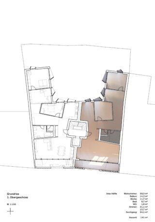 Architektonischer Grundriss des ersten Obergeschosses mit Darstellung der Räume, Wände und Maße, in der unteren rechten Ecke befindet sich eine Legende mit Flächenangaben.