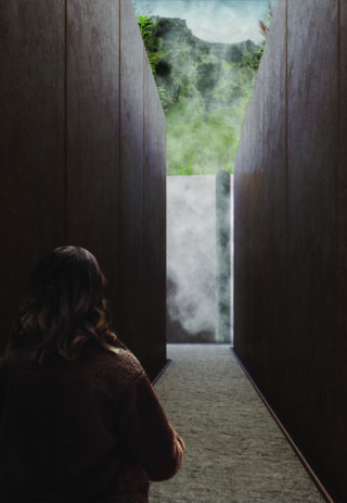 Eine Person steht in einem schmalen, schwach beleuchteten Korridor mit hohen Wänden und blickt auf eine neblige Öffnung, hinter der sich in der Ferne Grünflächen und eine Felsklippe erkennen lassen.