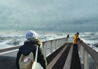 Drei Personen stehen auf einem Holzsteg mit Blick auf die raue See unter einem bewölkten Himmel; eine Person im Vordergrund trägt eine graue Mütze und einen Rucksack.