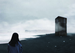Eine Person steht an einem dunklen, nebligen Strand und blickt auf ein hohes, kastenförmiges Bauwerk. In der Ferne sind zwei Personen und eine Gestalt im Bauwerk zu sehen.