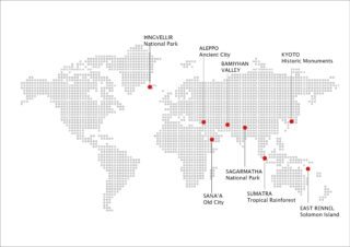 Eine Weltkarte mit roten Punkten und Beschriftungen für bedeutende UNESCO-Welterbestätten, darunter Orte in Island, Nepal, Japan, Indonesien und mehr.
