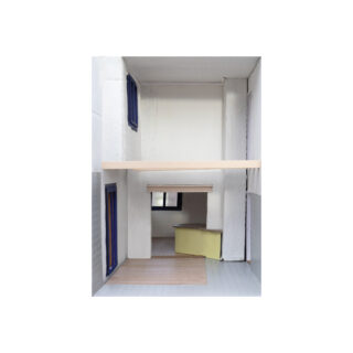 Ein einfaches Architekturmodell verfügt über zwei Stockwerke, große Fenster mit blauen Rahmen, einen Holzbalken und eine kleine gelbe Theke auf der unteren Ebene.