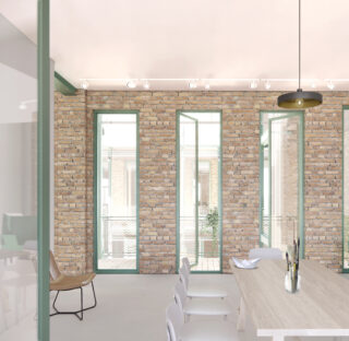 Ein moderner Konferenzraum mit unverputzten Ziegelwänden, hohen Fenstern mit grünen Rahmen, einem Holztisch mit weißen Stühlen und einer einzelnen Pendelleuchte, die von der Decke hängt.