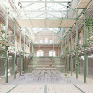 Modernes Innenatrium mit großen Fenstern, Metallträgern, Stuhlreihen vor einer Bühne, breiten Holztreppen und in die Struktur integrierten Grünpflanzen.