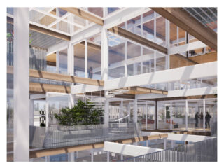 Modernes mehrstöckiges Büroatrium mit großen Glaswänden, offenen Gehwegen, sichtbaren Treppen, Zimmerpflanzen und mehreren stehenden und sich unterhaltenden Personen.