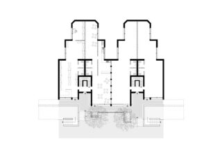 Schwarzweißer architektonischer Grundriss, der einen symmetrischen Gebäudeaufbau mit mehreren Räumen, zentralen Korridoren und zwei Haupteingängen im unteren Bereich zeigt.