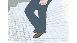 Eine Person in blauen Hosen und braunen Schuhen steht auf einem Netz über einer Menschenmenge und hat eine Hand auf ihrem Bein.