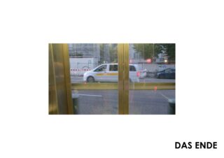 Ein verschwommener weißer Lieferwagen fährt an einer Baustelle vorbei, die durch Glastüren zu sehen ist. Unten rechts steht in schwarzer Schrift „DAS ENDE“.