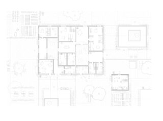 Architektonischer Grundriss mit der Anordnung der Räume, Möbel und umliegenden Außenbereiche, einschließlich Bäumen, Gartengrundstücken und zusätzlichen Bauten.