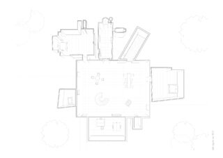 Architektonische Grundrisszeichnung, die einen zentralen quadratischen Raum mit angeschlossenen rechteckigen Abschnitten, einer Wendeltreppe, Möbelumrissen und vier umgebenden Bäumen zeigt.