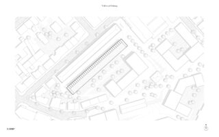 Schwarzweißer Lageplan mit einem rechteckigen Gebäude in der Mitte, umgeben von Straßen, Bäumen und anderen Strukturen, mit Nordausrichtung in der unteren rechten Ecke.
