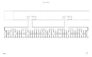 Architektonischer Grundriss eines langen rechteckigen Gebäudes, das in mehrere Räume mit zentralen Korridoren und Treppenhäusern unterteilt ist, gezeichnet im Maßstab 1:200.