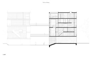 Architektonische Schnittzeichnung eines mehrstöckigen Gebäudes mit Innenaufteilung, Treppenhäusern, Räumen und menschlichen Figuren im Maßstab 1:100.