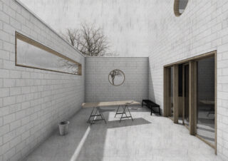 Minimalistische Außenterrasse mit weißen Ziegelwänden, einem langen Holztisch, einer schwarzen Bank, einem Mülleimer und einem runden Fenster, in dem sich an einem bewölkten Tag ein blattloser Baum spiegelt.