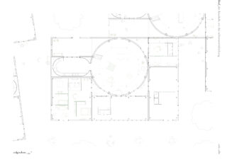 Architektonischer Grundriss eines Gebäudes mit mehreren rechteckigen und runden Räumen, Türen und beschrifteten Bereichen, mit minimaler Möblierung und angegebenen äußeren Landschaftselementen.