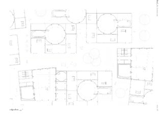 Architektonischer Grundriss, der mehrere miteinander verbundene Gebäudeteile mit runden und rechteckigen Räumen, Außenumrissen, Bäumen und verschiedenen strukturellen Details in einer monochromen Strichzeichnung zeigt.