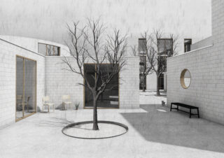 Minimalistischer Innenhof mit blattlosem Baum in der Mitte, umgeben von hellen Backsteingebäuden, Glastüren, einer schwarzen Bank und zwei Holzstühlen.