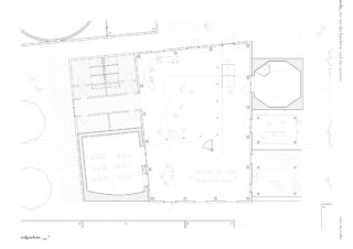Architektonischer Grundriss mit mehreren Räumen, einem offenen Mittelraum mit verstreuten Möbeln, Außenbereichen und umliegenden Bäumen; Beschriftung „erlebnisbox .wm.“ in der unteren linken Ecke.