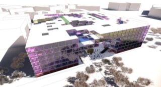 Ein großes, modernes Gebäude mit violett und blau getönten Glaswänden, offenen Gängen und einem Haupteingang. Die Umgebung ist geprägt von Bäumen und geometrischen Gebäuden.