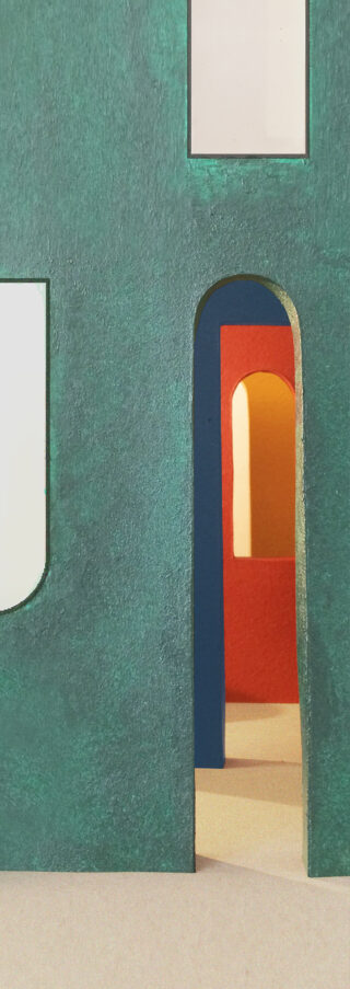 Eine strukturierte grüne Wand mit einer Türöffnung, die den Blick auf blaue, rote und gelbe Innenwände freigibt, und einem Fenster im oberen Teil des Bildes.