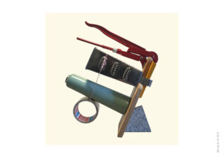 Eine Anordnung aus einer roten Kartuschenpistole, einer Metallreibe, einem grünen Zylinder, einer Klebebandrolle und einem grauen dreieckigen Objekt, die zusammen vor einem hellen Hintergrund ausbalanciert sind.