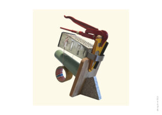 Skulptur aus Haushaltsobjekten, Brett, Reibe, Buchstütze, Tesa-Rolle.