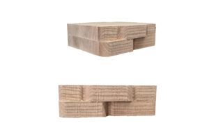 Zwei Ansichten einer Holzblockverbindung, die ineinandergreifende Kerben aus einer schrägen Perspektive (oben) und einer geraden Perspektive (unten) vor einem weißen Hintergrund zeigen.