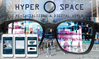 Auf einer Smart Glasses-Brille wird eine Augmented-Reality-Schnittstelle über einer Stadtszene angezeigt. Dabei sind die Worte „HYPER SPACE: Re-Socializing a Digital World“ und drei Bildschirme mobiler Apps zu sehen.