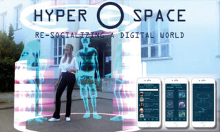 Eine Frau steht in einem digitalen Ring mit holografischen Avataren, unter dem Text „Hyper Space: Re-Socializing a Digital World“. Unten rechts sind drei Smartphones mit einer App zu sehen.