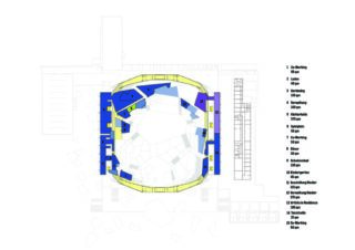 Architektonischer Grundriss mit einem zentralen unregelmäßig geformten Bereich, umgeben von blau und gelb umrandeten Räumen; auf der rechten Seite ist eine nummerierte Legende abgebildet.