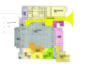 Farbcodierter Grundriss eines Gebäudes mit beschrifteten Räumen, Fluren und offenen Flächen, wobei Maße und Bereiche in Grau, Gelb, Orange, Rosa und Grün hervorgehoben sind.