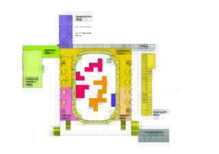 Farbiger Grundriss mit verschiedenen beschrifteten Abschnitten in Gelb, Grün, Rosa und Orange, die um einen zentralen offenen Bereich mit verstreuten Formen angeordnet sind.