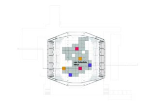 Architektonischer Grundriss, der einen zentralen achteckigen Raum mit Rasteranordnung und farbigen Quadraten zeigt, mit der Aufschrift „Lager / Installation 300,00 qm“, umgeben von schwachen Gebäudeumrissen.
