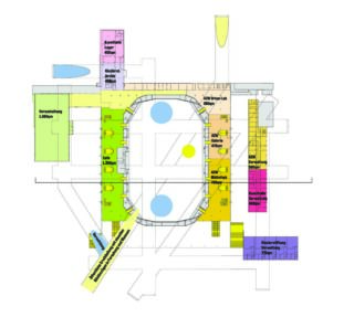 Farbcodierter architektonischer Grundriss mit beschrifteten Bereichen für Auditorium, Ausstellungsräume, Studenteneinrichtungen und andere Räume rund um eine zentrale ovale Halle.