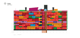 Eine farbenfrohe, rechteckige Gebäudefassade mit einem Gittermuster aus roten, orangefarbenen, rosafarbenen, grünen und blauen Blöcken; verschiedene geometrische Formen auf dem Dach; weißer Hintergrund.