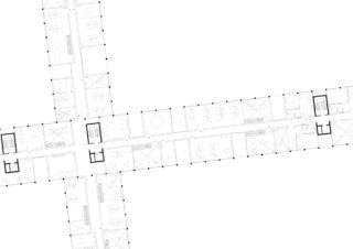 Schwarzweißer architektonischer Grundriss mit sich kreuzenden Korridoren und beschrifteten Räumen, Möbelanordnungen, Treppen und Strukturelementen.
