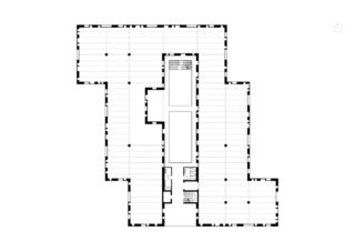 Schwarzweißer architektonischer Grundriss eines Gebäudes mit einem zentralen Kern mit Aufzügen, Treppen und Toiletten, umgeben von offenen rechteckigen Räumen.