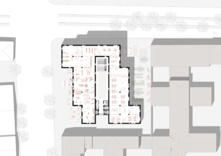 Architektonischer Grundriss, der die Anordnung von Räumen, Möbeln und Verkehrsflächen innerhalb eines Gebäudes zeigt, umgeben von angrenzenden Strukturen und Landschaftselementen.