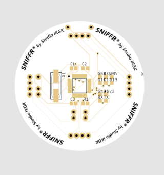 Runde weiße Platine mit der Aufschrift „SNIFFR by Studio IKJGK“ mit freiliegenden Kupferpads, einem Chipsockel und markierten Anschlüssen für GND, 5 V, 3 V, RX und TX.