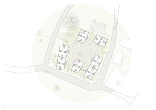 Architektonischer Lageplan mit vier Gebäudegrundrissen, umliegenden Straßen, Bäumen und nahe gelegenen Gebäuden innerhalb eines kreisförmig hervorgehobenen Bereichs.