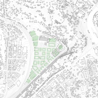 Schwarzweißer Lageplan, der ein dreieckiges Gebiet mit grün hervorgehobenen Gebäuden und Freiflächen zeigt, umgeben von Straßen, Bäumen und benachbarten Gebäuden.